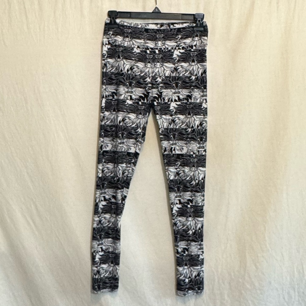 B-132 LuLaRoe Black & White Elastic Waist Leggings Size OS